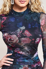 Load image into Gallery viewer, Fallegur dökkur kjóll með rómantísku mynstri með síðum ermum og skáskorinn að neðanverðu www.demetra.is
