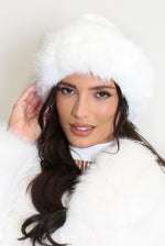 Load image into Gallery viewer, Hvít loðhúfa gervi feldur www.demetra.is
