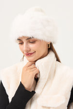 Load image into Gallery viewer, Hvít loðhúfa gervi feldur www.demetra.is
