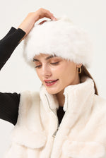 Load image into Gallery viewer, Hvít loðhúfa gervi feldur www.demetra.is
