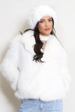 Load image into Gallery viewer, Hvít loðhúfa gervi feldur www.demetra.is
