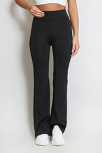 Load image into Gallery viewer, Svartar flare buxur með push up www.demetra.is
