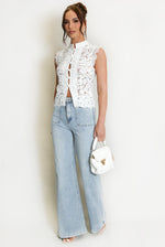 Load image into Gallery viewer, Hvít ermalaus skyrta blúnda blúnduskyrta hvít skyrta www.demetra.is
