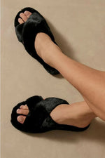 Load image into Gallery viewer, Inniskór með loði loðinniskór svartir inniskór www.demetra.is
