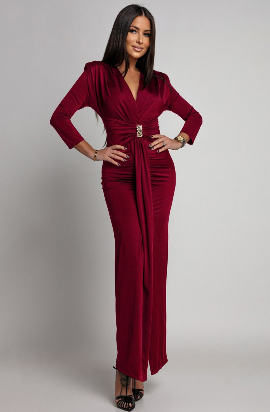 Dökkrauður síður kjóll með herðapúðum fyrir jól og áramót klauf að framan www.demetra.is